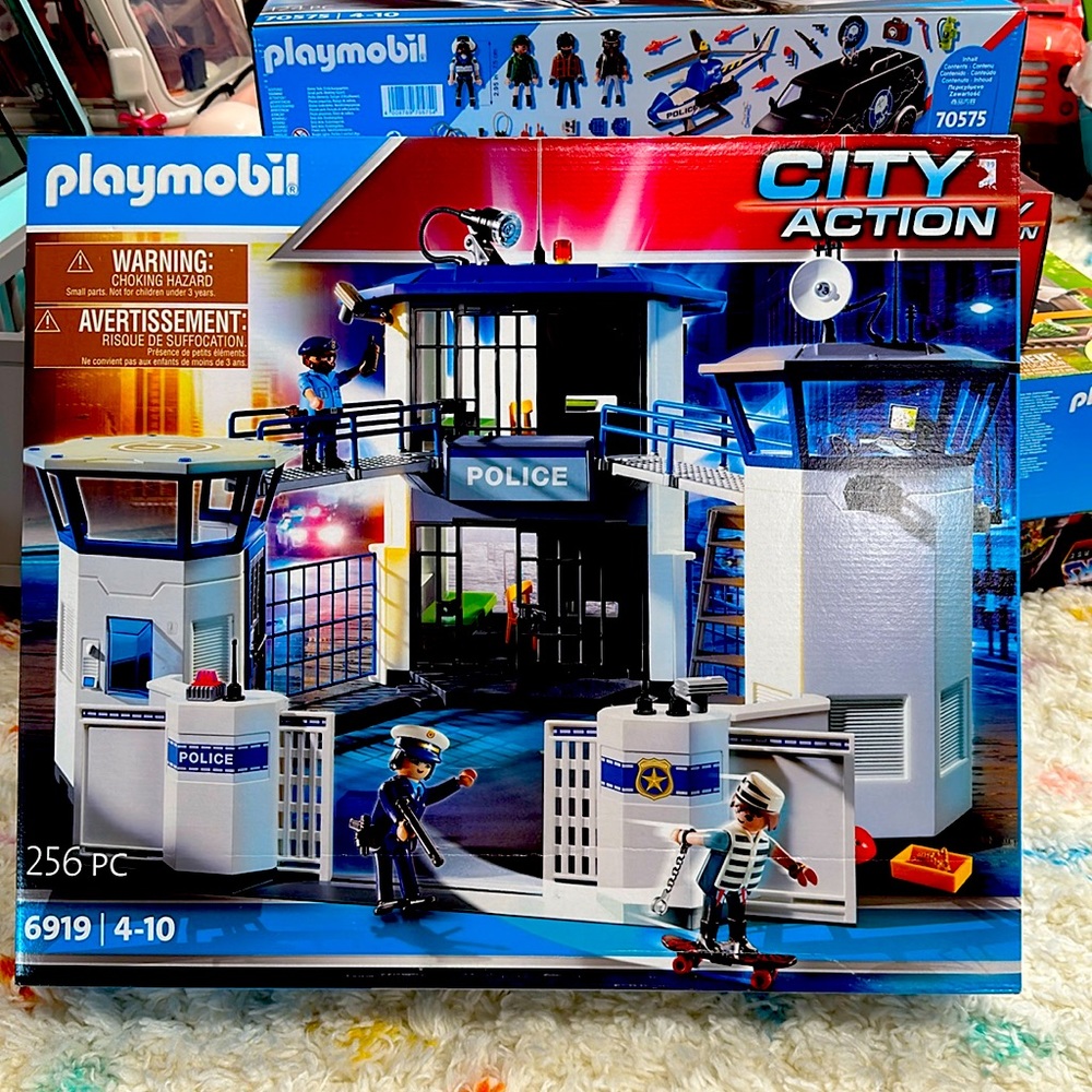 Brand new unopened Playmobile City Action Police Station 6919